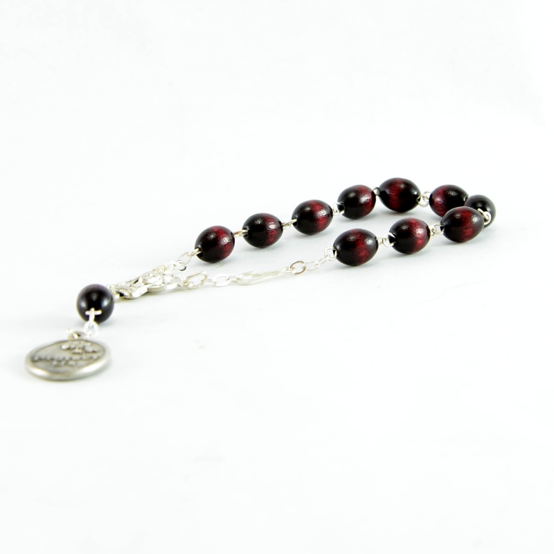 Auto růženec - s medailonem patrona řidičů (desátek na zrcátko) dřevěný - Tmavě hnědá lesklá