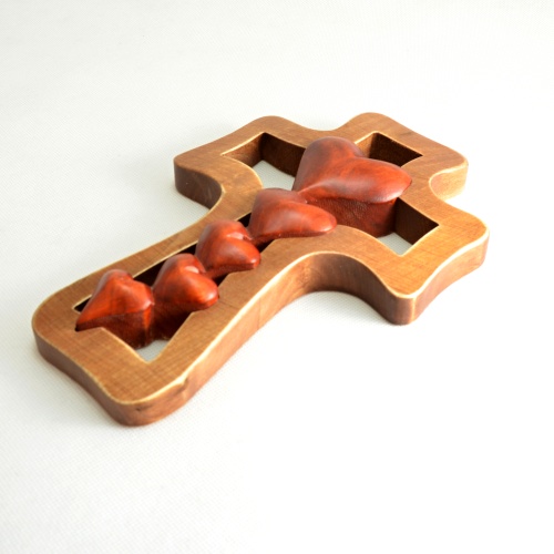 Kapky lásky -  kříž s kaskádou přírodně hnědých srdcí