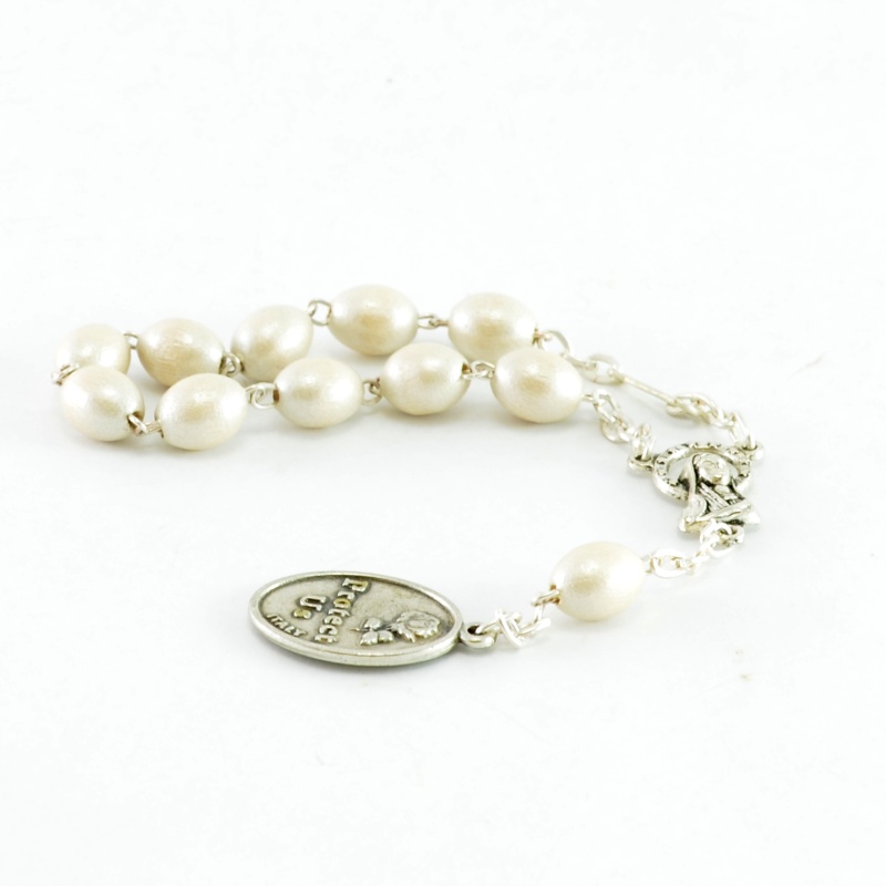 Auto růženec - s medailonem patrona řidičů (desátek na zrcátko) dřevěný - Tmavě hnědá lesklá