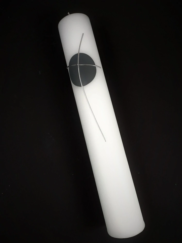 Křestní svíce s motivem kříže v šedém kruhu