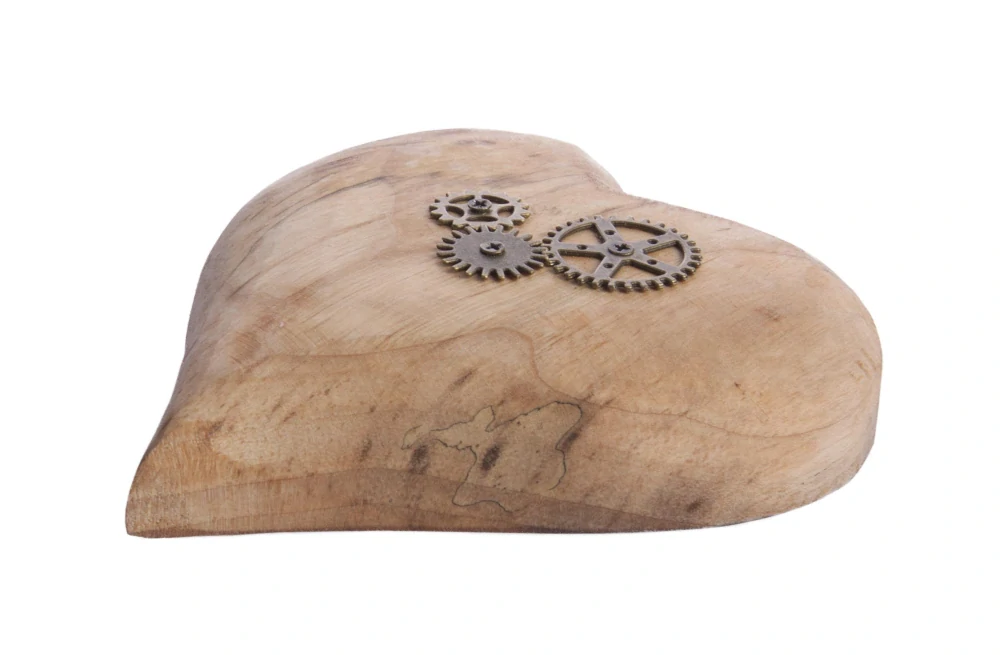 Dřevěné srdce s motivem "stroj času"