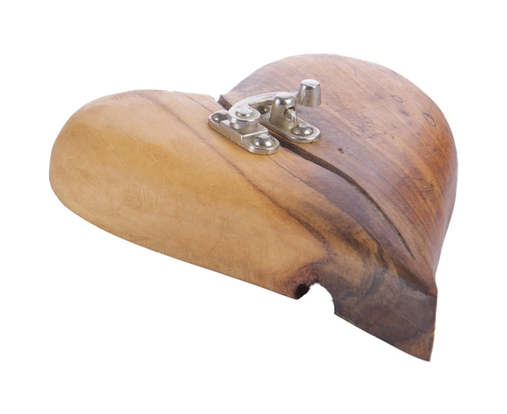 Dřevěné srdce z ořechového dřeva zdobené petlicí