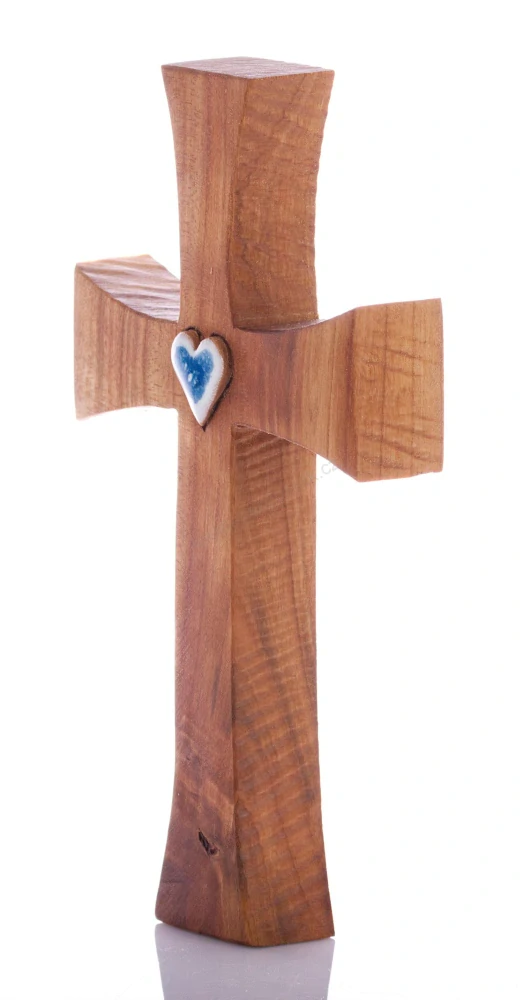 Kříž s keramickým modrým srdcem 19 cm