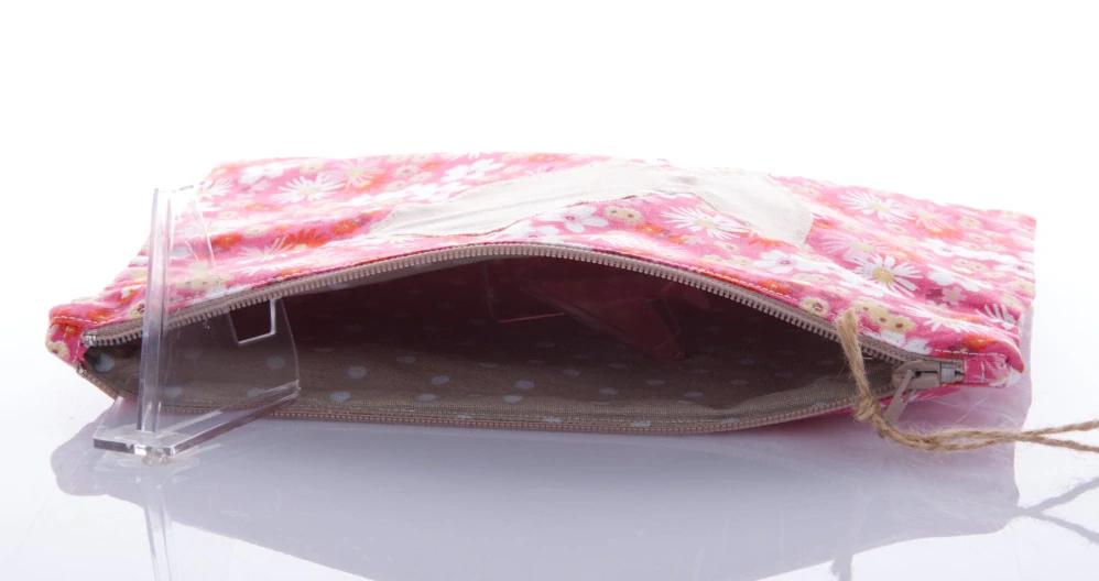 Ručně šitá látková taštička na zip, motiv květin a ryby ICHTYS