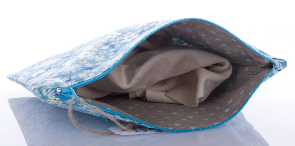 Ručně šitá látková taštička na zip, motiv květin a ryby ICHTYS