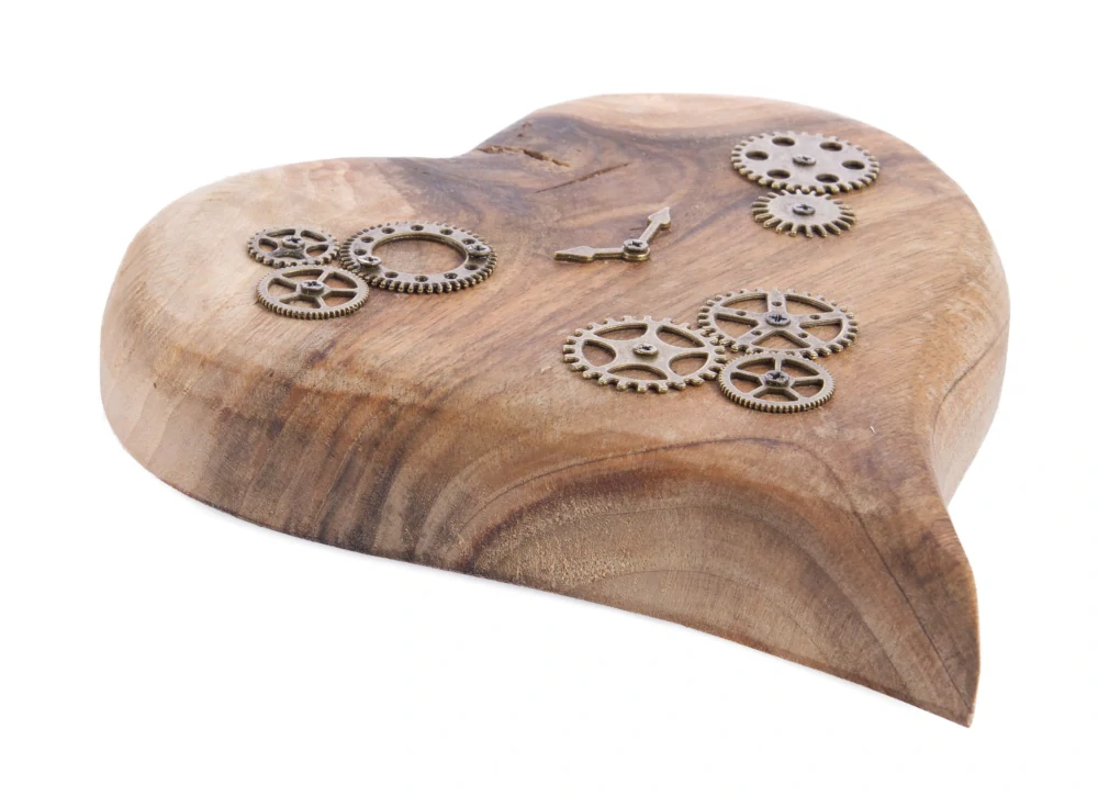 Dřevěné srdce z ořechového dřeva s motivem "stroj času"