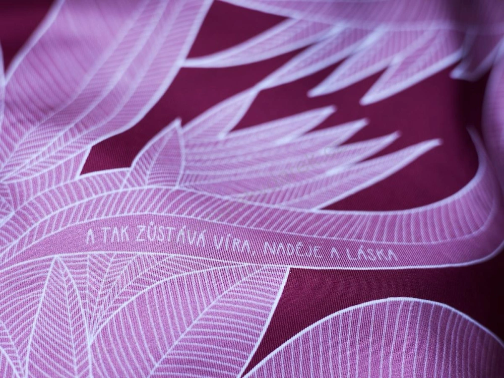 "Milovaná" - šátek z pravého hedvábí s verši z Bible, červený
