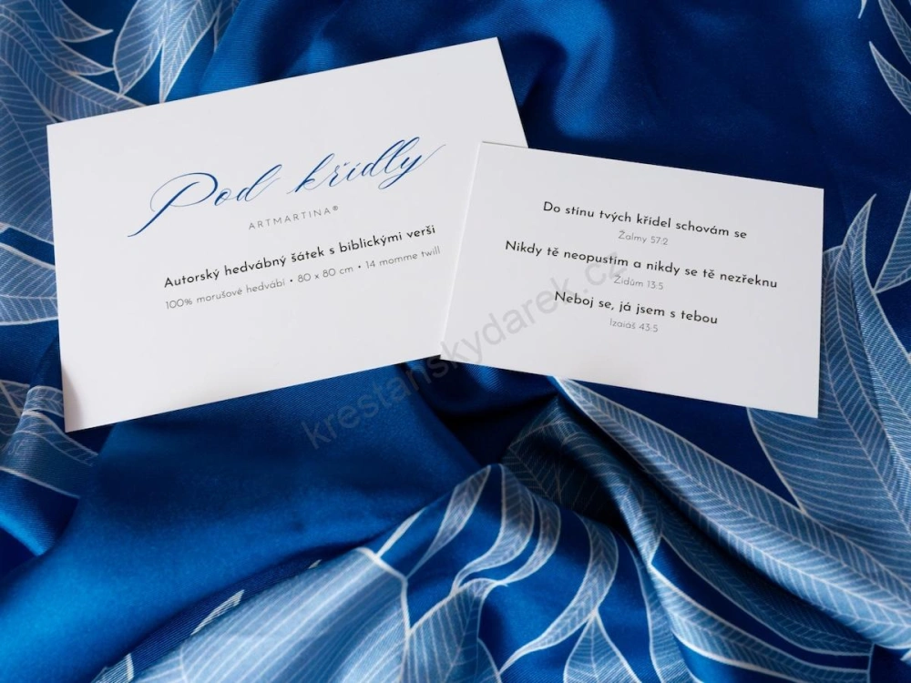 "Pod křídly" - šátek z pravého hedvábí s verši z Bible, modrý