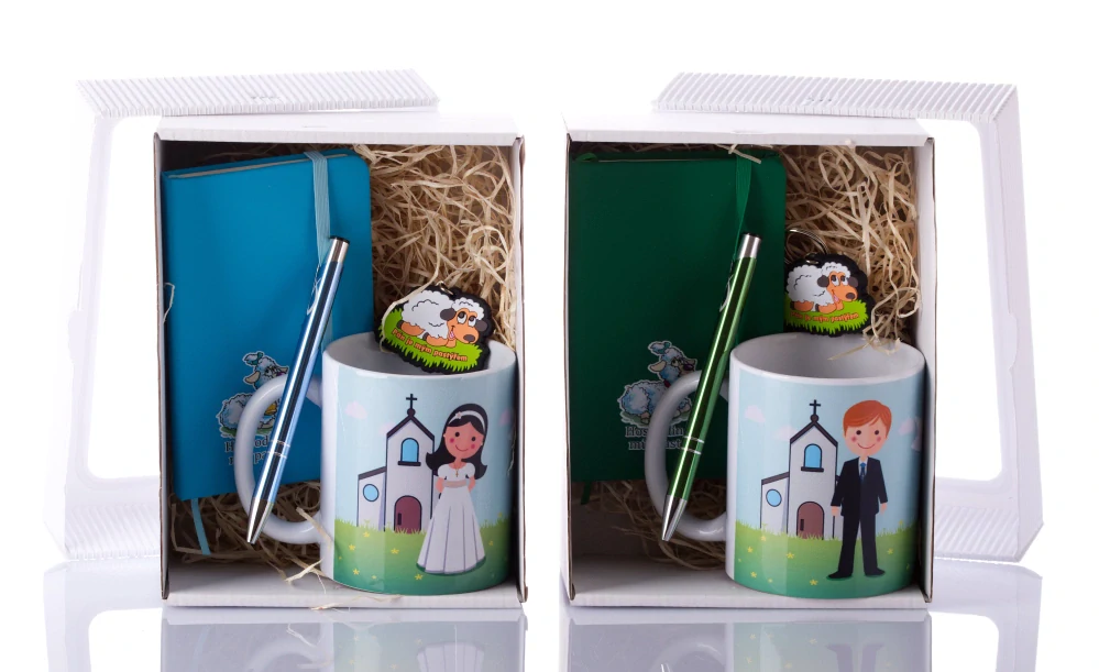 Hrnek k prvnímu svatému přijímání s chlapcem