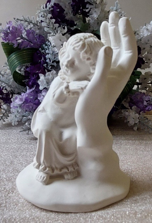 Boží dlaň - bílá plastika v upomínku na sv. křest nebo přijímání - Holčička