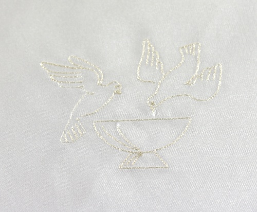 Křestní rouška větší - stříbrno modrá výšivka, motiv "Dvě holubičky"