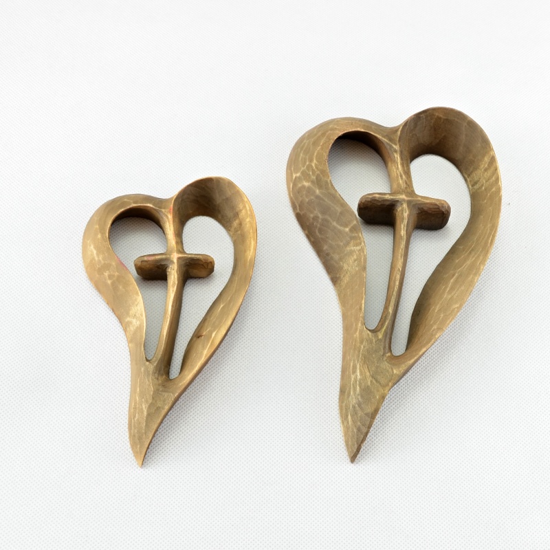 Kříž v srdci (16 cm) - rozjímavá dřevořezba - Šedohnědá