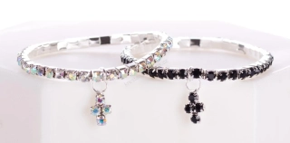 Třpytivý kamínkový náramek s křížkem - větší kamínky