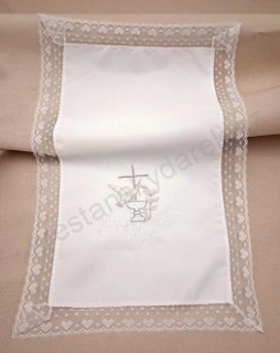 Křestní rouška vyšívaná, vzor křtitelnice, holubice, olivová ratolest - bílo stříbrná výšivka, krajka s motivem srdce