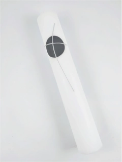 Křestní svíce s motivem kříže v šedém kruhu