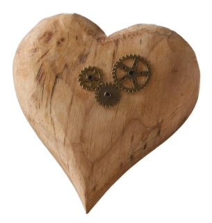 Dřevěné srdce s motivem "stroj času"
