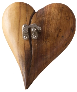 Dřevěné srdce z ořechového dřeva zdobené petlicí