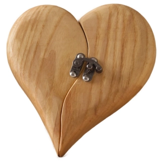 Dřevěné srdce z třešňového dřeva s petlicí