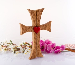 Dřevěný kříž s keramickým srdcem