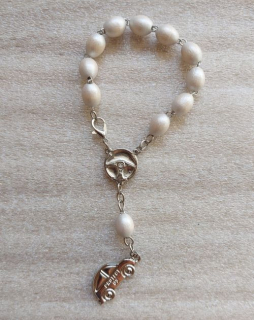 Auto růženec - desátek s medailonem patrona řidičů a přívěškem auta perleťový