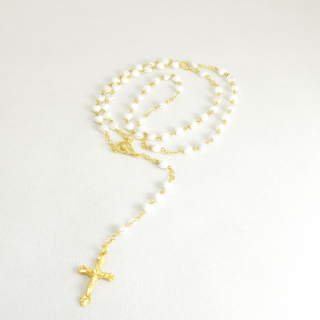 Růženec z Jabloneckých skleněných perliček: bílá srdíčka se zlatavým ketlováním