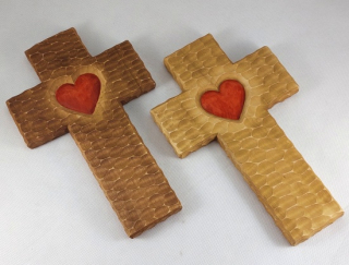 Kříž dlabaný s červeným srdcem - 30 cm