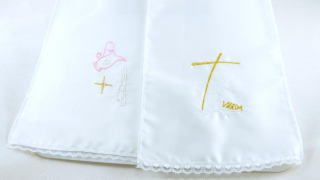 Křestní rouška (stuha) pro dospělé - vyšívaná - motiv Rybka s růžovým džbánkem