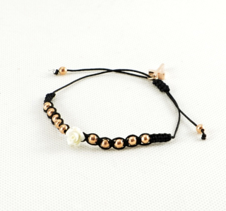 Náramek šňůrkový s perlemi a růžičkou