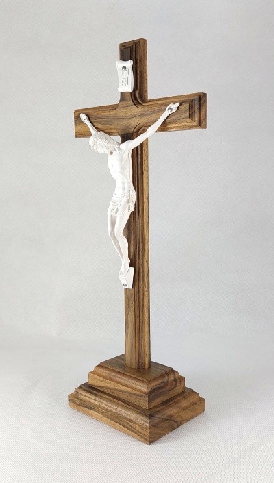 Kříž na na podstavci s bílou figurou Krista - velký, 34 cm