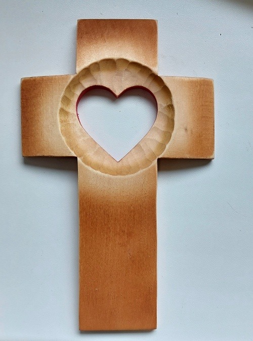 Kříž se žhnoucím srdcem - 16 cm (různé odstíny) - Středně hnědý
