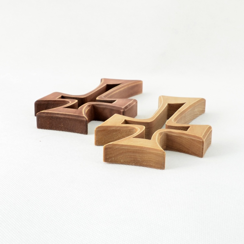 Křížek moderní obrysový - 15 cm - Ořechová