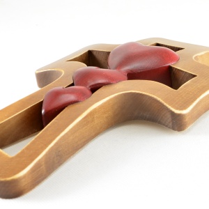 Kapky lásky -  kříž s kaskádou srdcí (třech červených)