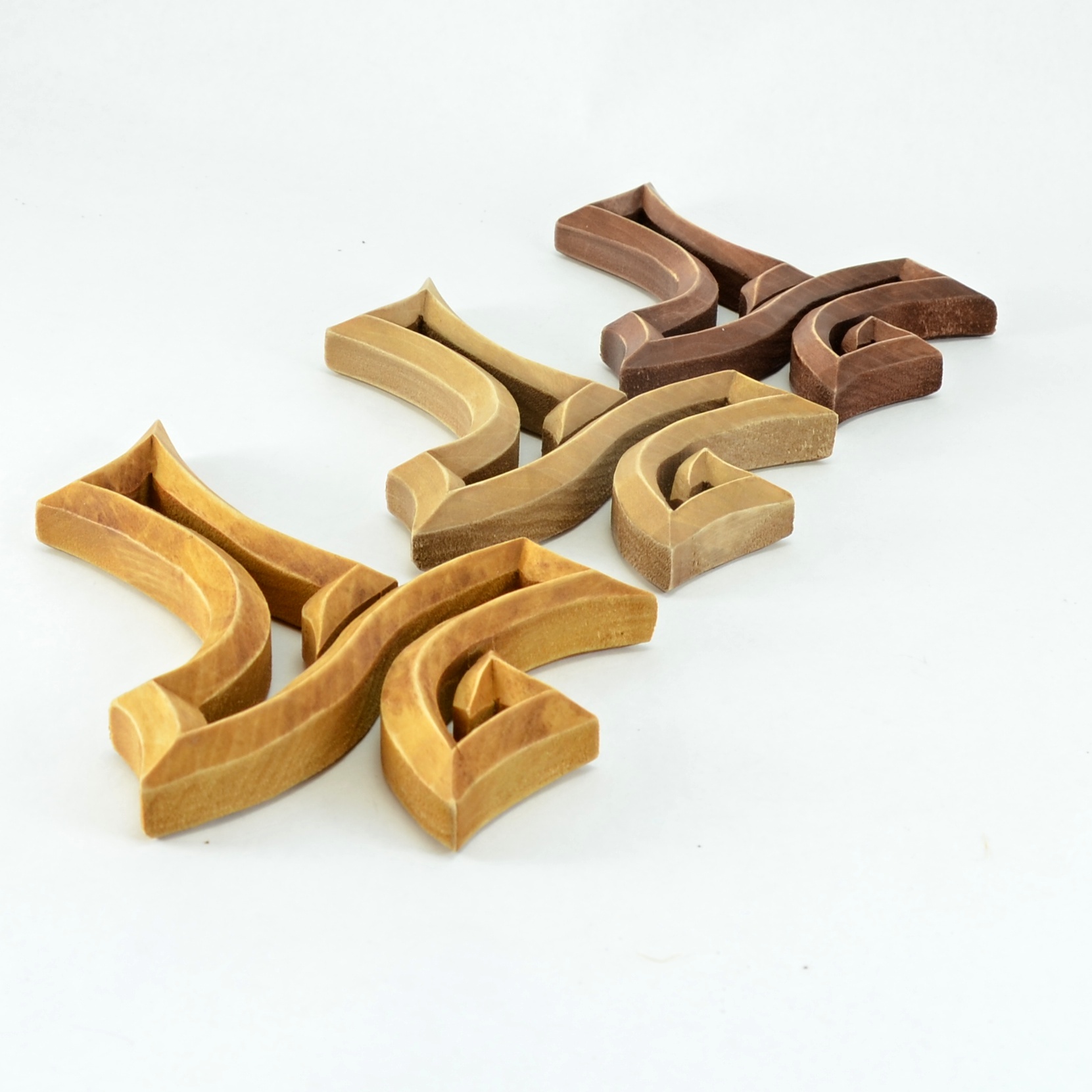 Kříž moderní dynamický - menší 16 cm - Tmavý