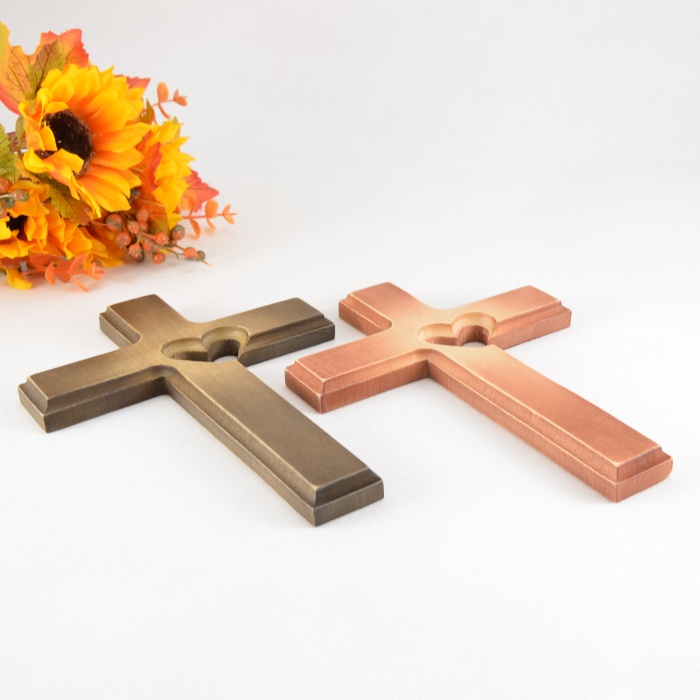 Kříž frézovaný s vykrojeným srdcem, 15 cm - NOVINKA