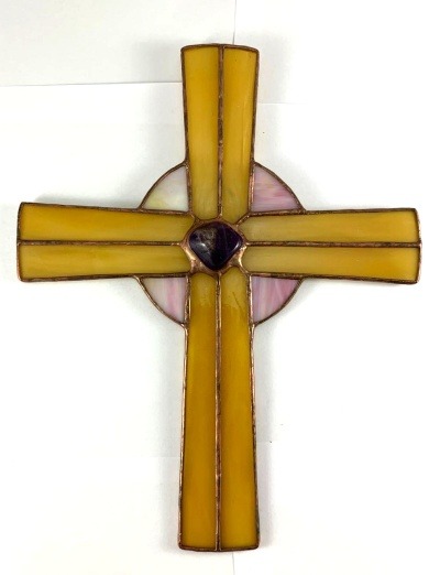 Kříž z opálového skla - s ametysty (střední 26,5 cm) jemně žluto fialový
