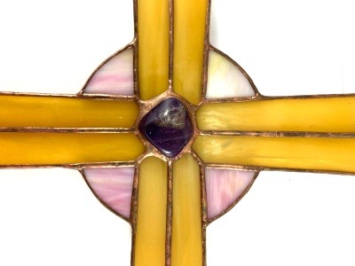 Kříž z opálového skla - s ametysty (střední 26,5 cm) jemně žluto fialový