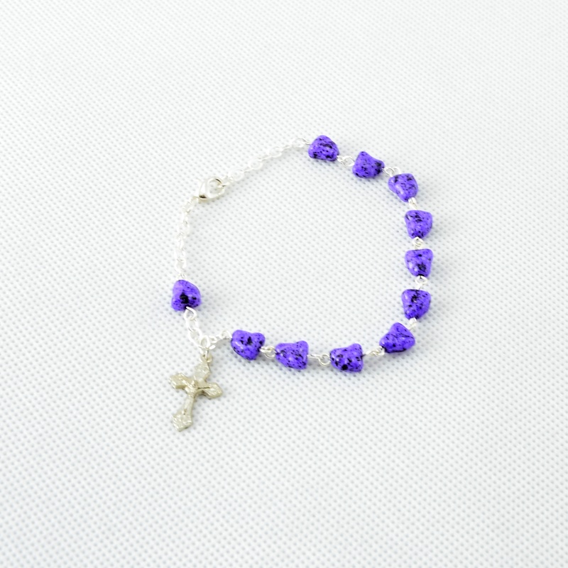 Slušivý náramek - desátek z říčních kamínků - Jablonecká bižuterie - Tmavě fialová lilková