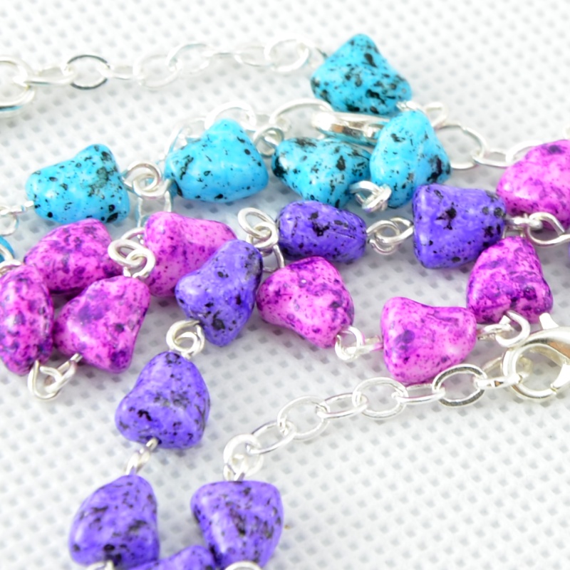 Slušivý náramek - desátek z říčních kamínků - Jablonecká bižuterie - Tmavě fialová lilková