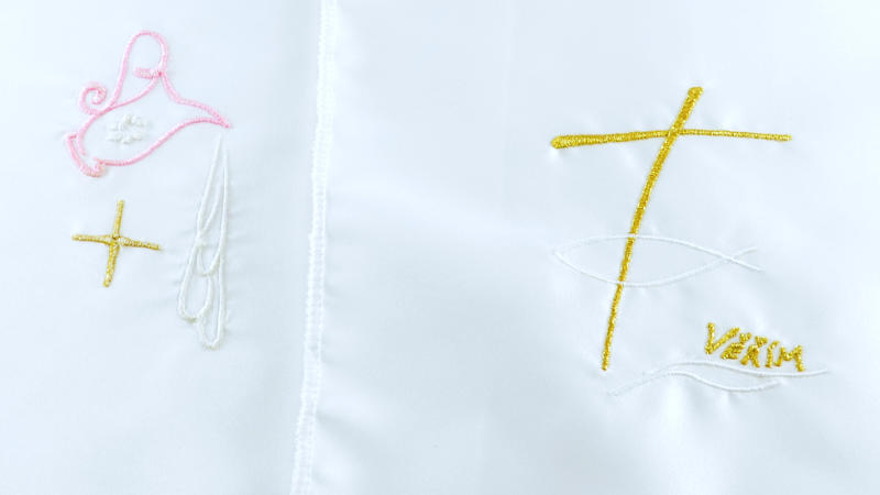 Křestní rouška (stuha) pro dospělé - vyšívaná - motiv Rybka s růžovým džbánkem