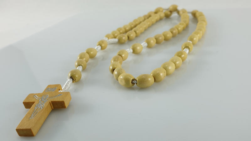 Růženec s dřevěnými perličkami prostý - smetanově bílý