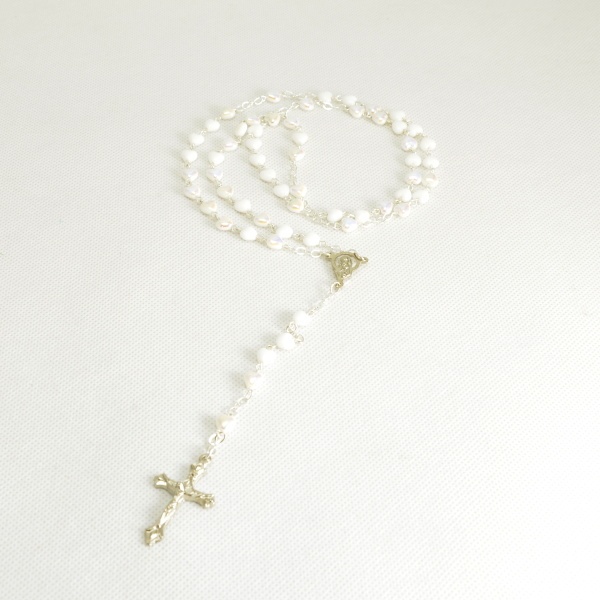 Růženec z Jabloneckých skleněných perliček: bílá srdíčka se stříbřitým ketlováním