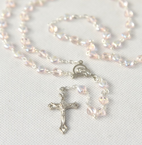 Růženec z Jabloneckých skleněných perliček: jemně růžová průhledná srdíčka se stříbřitým ketlováním