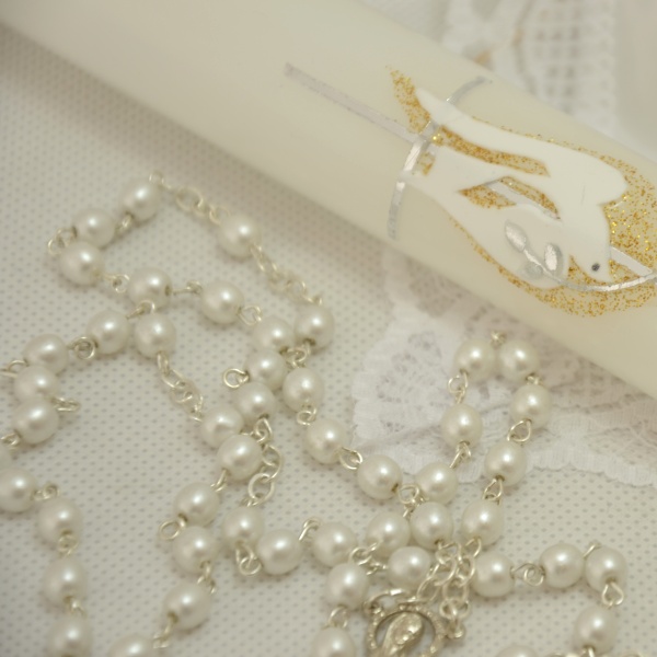 Růženec z Jabloneckých skleněných perliček: drobné bílé perleťové kuličky se stříbrným ketlováním