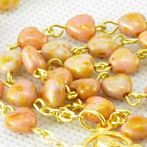 Růženec z Jabloneckých skleněných perliček: béžová srdíčka se zlatavým křížkem