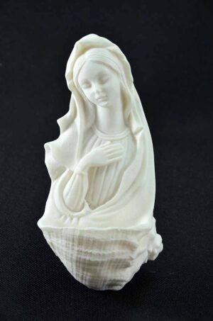 Domácí kropenka alabastrová – na svěcenou vodu – tvar mušle s jemnou Marií