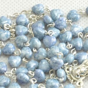 Růženec z Jabloneckých skleněných perliček: blankytně modrá srdíčka se stříbřitým křížkem