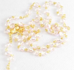 Růženec z Jabloneckých skleněných perliček: jemně růžová průhledná srdíčka se zlatavým ketlováním