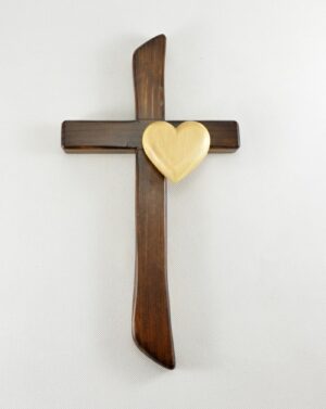 Štíhlý kříž zdobený oblým srdcem