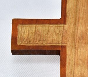 Kříž z třešňového dřeva s dlabáním a lemem 22 cm