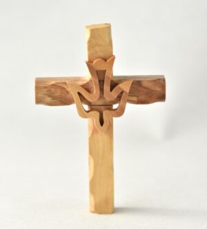 Křížek z olivového dřeva s holubicí Ducha svatého